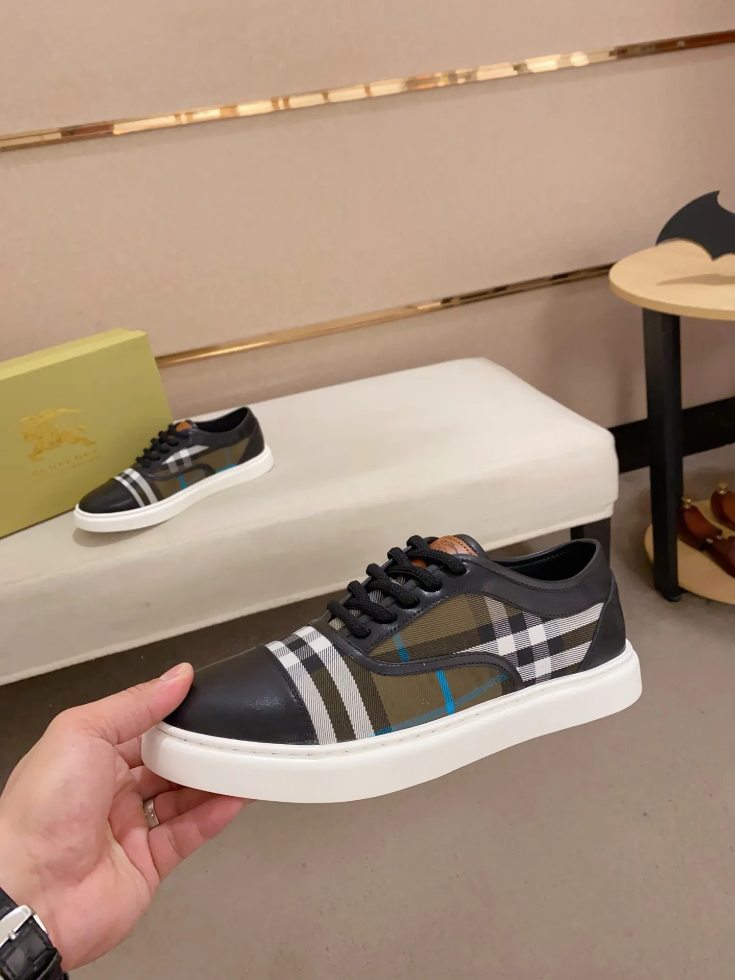 Men's shoes💰: 400💰🇮🇹🇮🇹The counters are synchronized with BURBERRY's top purchasing agents🔍🔍Synchronized sales. Positive code number: 38-44. Italian imported cowhide with official website fabric. Fully imported sheepskin lining, sole: original sole provided by the original factory, exclusive movable molded sole, super comfortable, original factory follow-up goods, 🔍🔍high quality, you can enter and leave the counter at will, welcome to compare (can be customized 45)